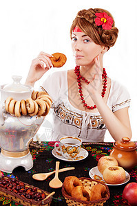 俄罗斯妇女食用传统食物图片