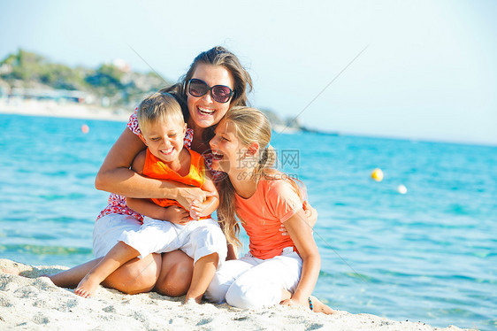 海滩上幸福的一家人的照片天空女孩成人男人兄弟孩子快乐孩子们儿子女性图片