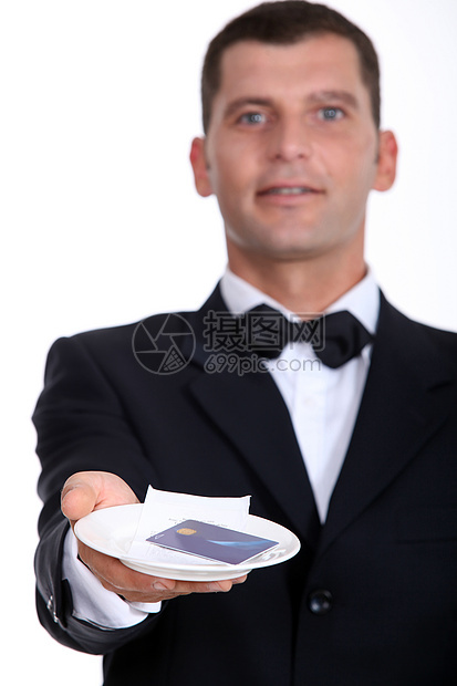 持有信用卡和收据的男服务员图片