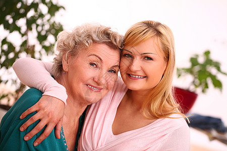 与孙女一起快乐的老年妇女女性祖母微笑白色家庭头发女孩植物女士乐趣图片