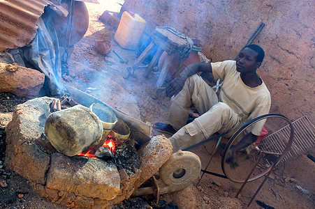 非洲工业布基纳法索青铜公司的工作烤箱青铜手工业风险制造业铸铁陶土职业温度艺术背景