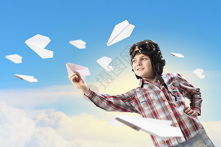 身着飞行员帽子的小男孩旅行童年乐趣航空飞机蓝色男生想像力愿望翅膀图片