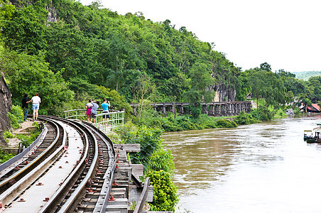 悬崖旁的死铁路 泰国高井河沿岸森林假期旅行旅游天空风景运输金属火车交通图片