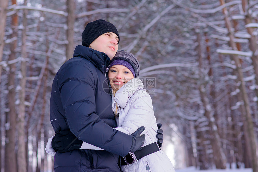 美丽的年轻夫妇在寒冬的雪中微笑户外成人男人乐趣夫妻幸福男性友谊女性假期森林图片