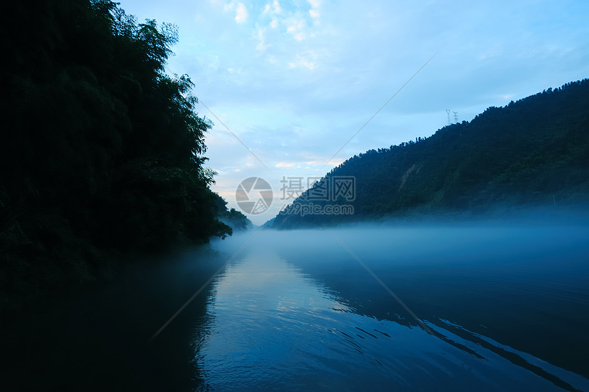 日落时河景色蓝色天空荒野地形场景叶子植物流动木头寒冷图片