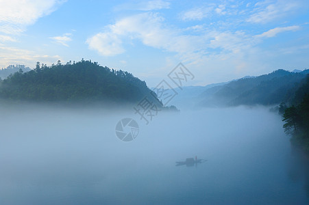 在河上捕鱼的渔船流动天空环境山脉植物跑步寒冷旅行叶子飞溅图片