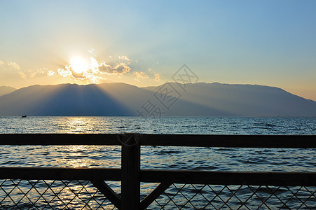 湖日落风景溪流闲暇旅游天空射线旅行假期阳光图片