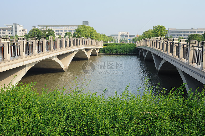 两座桥梁双胞胎校园扶手立交桥城市河岸建筑大学交通基础设施图片