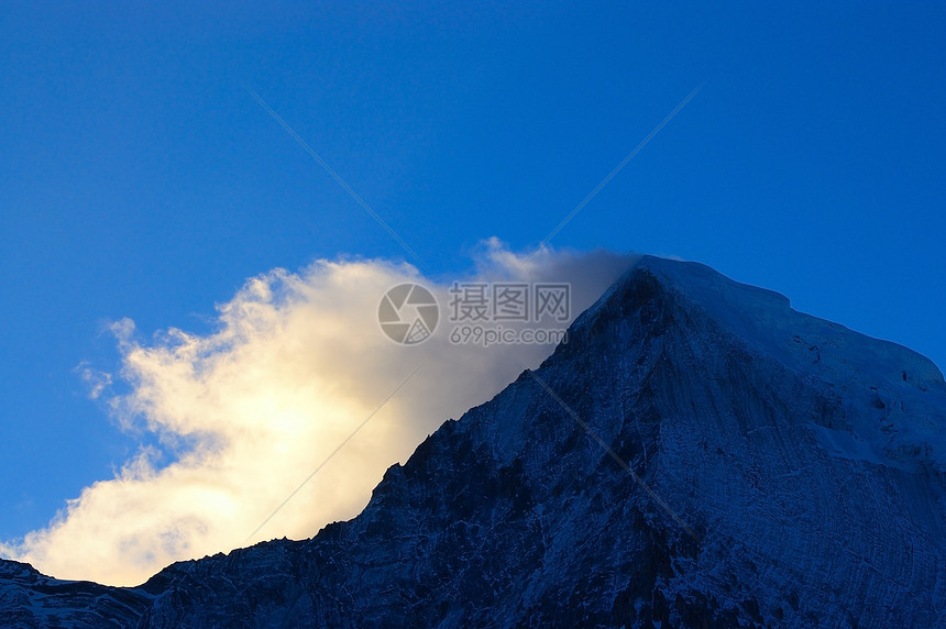 黎明时雪山图片