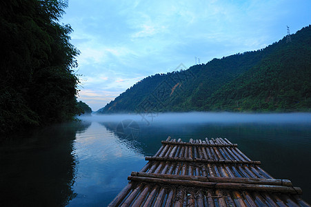 日落时河景色山脉森林寒冷薄雾地形旅行流动荒野蓝色叶子图片