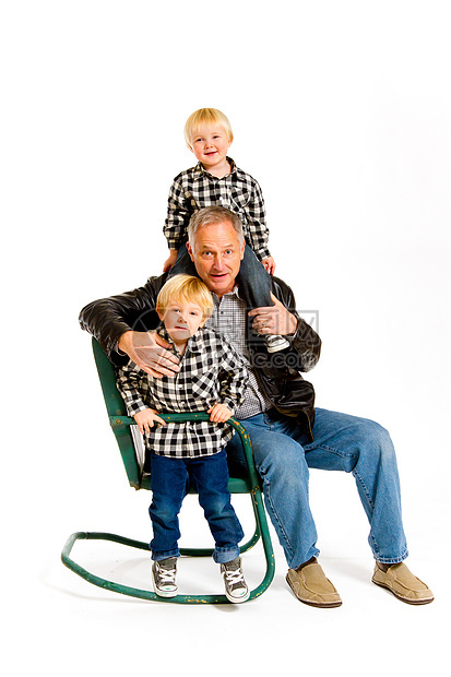 爷爷和外孙工作室格子兄弟金发女郎孩子们椅子男生儿子三个人白色图片