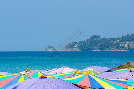 海滩雨伞团体天空海岸支撑阳伞海洋沙滩蓝色遮阳棚热带图片