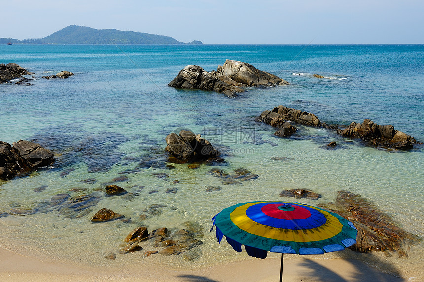 海滩景观遮阳棚沙滩天空海洋海岸石头支撑岩石阳伞假期图片