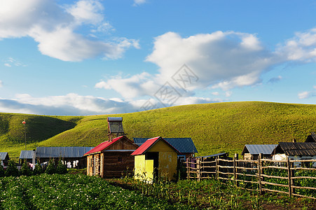 中国农村地貌绿色建筑草地农场栅栏居民乡村场地房子阳光图片