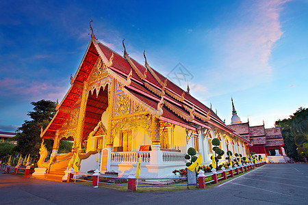 泰国清迈日落时的寺庙文化地标国王金子信仰艺术建筑学灯光运气佛教徒图片