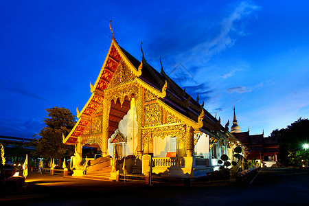泰国清迈日落时的寺庙天空旅行场景宗教建筑学佛教徒古董工匠国王金子图片