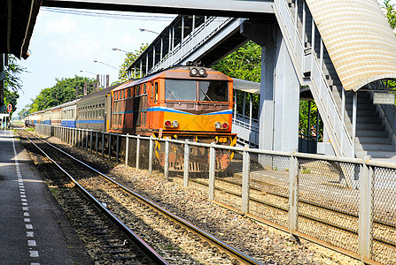 红色橙色火车 柴油机车 曼谷火车站景观车站平台运输车辆旅行运动柴油机曲线电缆图片