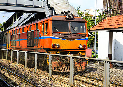 红色橙色火车 柴油机车 曼谷火车站曲线旅行商业运输燃料车辆技术平台铁路城市图片