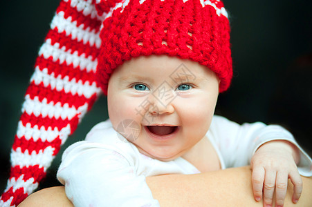 戴红帽子的婴儿帽子快乐喜悦幸福童年季节女孩男生庆典裙子背景图片