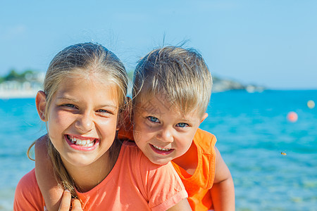 在海滩上微笑快乐的孩子热带阳光金发乐趣男生兄弟青年情感假期海洋图片