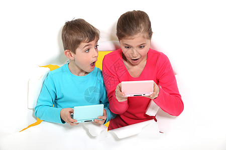 玩电子游戏的比卜圈家庭女性女儿姐姐电视长椅乐趣男性青少年游戏图片