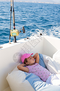 女孩在船甲板上放松 睡午睡旅行孩子童年孩子们女性运输娱乐海浪运动微笑图片