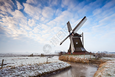 荷兰风车和云景图片