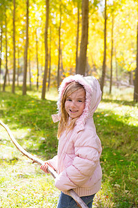 探险家女孩在火花黄秋天森林幸福季节蓝色孩子们微笑树木眼睛树叶花园孩子图片