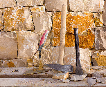 石匠泥瓦工的锤子工具晴天岛屿石工材料风格石墙栅栏风化装饰建造图片