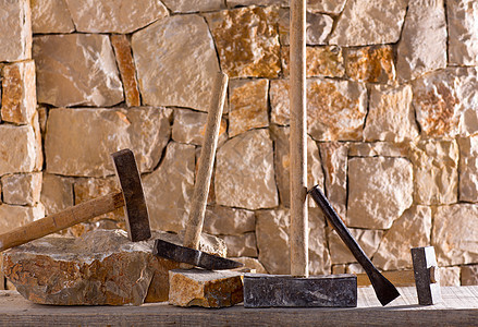 石匠泥瓦工的锤子工具石方岛屿石工栅栏晴天风化工作房子装饰石头图片