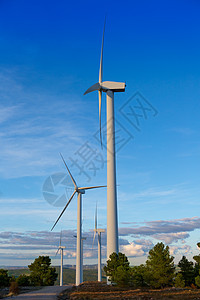 松树山蓝天空中的绿色电能 风车天空树木环境技术电机螺旋桨金属国家活力生态图片