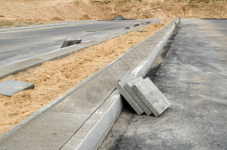 人行道上铺筑公路路面高清图片