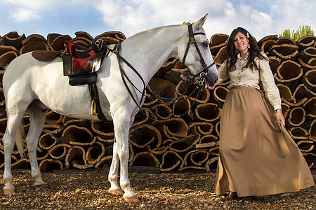 带白马的古典女孩马背女骑士闲暇骑士动物软木伴侣传统农村收成图片