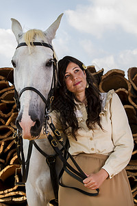 带白马的古典女孩传统马背文化爱好座位裙子女士软木女骑士闲暇图片