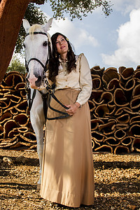 带白马的古典女孩座位朋友闲暇女骑士裙子动物文化马背女士马术图片