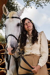 带白马的古典女孩软木马术爱好伴侣传统闲暇文化女骑士动物座位图片