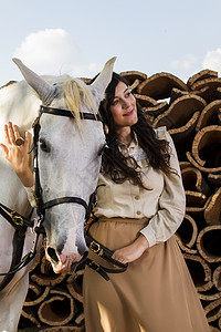 带白马的古典女孩女士收成爱好女骑士座位骑士马术伴侣传统朋友图片