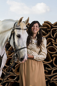 带白马的古典女孩农村骑士文化马背裙子女骑士马术闲暇座位爱好图片