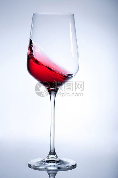 红酒洒在灰色的优雅玻璃上图片