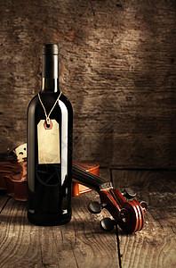 红酒瓶和小提琴乐器木头古典音乐标签瓶子图片