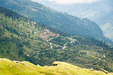 山区的蛇纹山路图片