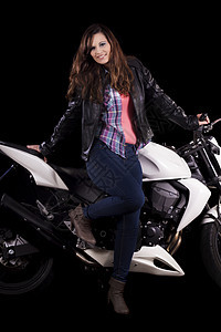 坐在一辆白色摩托车旁边的漂亮女孩齿轮司机车辆头发牛仔裤女性女孩幸福自行车衬衫图片