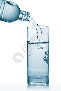 倒在玻璃中的水 从白的 孤立的瓶子中涌入塑料福利白色食物气泡茶点喷泉运动蓝色苏打背景图片