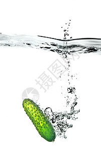 绿黄瓜掉入白的孤立水中文化水滴绿色植物烹饪食物饮食营养花园园艺图片