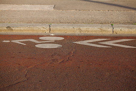 路上涂上的旅行标志地面石头阳光鹅卵石沥青岩石立方体男人车道导航图片