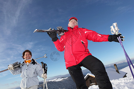 高级夫妇滑雪家庭小屋爱好运动活动男人小木屋女士冬装感情图片