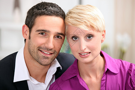 一对夫妇的肖像女朋友餐厅酒吧金发女郎衬衫男朋友阳台紫色时间夫妻图片