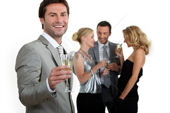 男人拿着香槟杯微笑酒精成功庆典朋友们工作室衣服女人专业人员成就图片