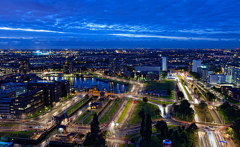 夜晚从高处浏览鹿特丹图片