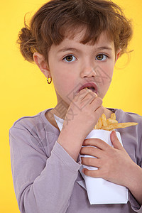 女孩吃薯条咀嚼土豆育肥紫丁香食物营养小吃衬衫眼睛零食图片